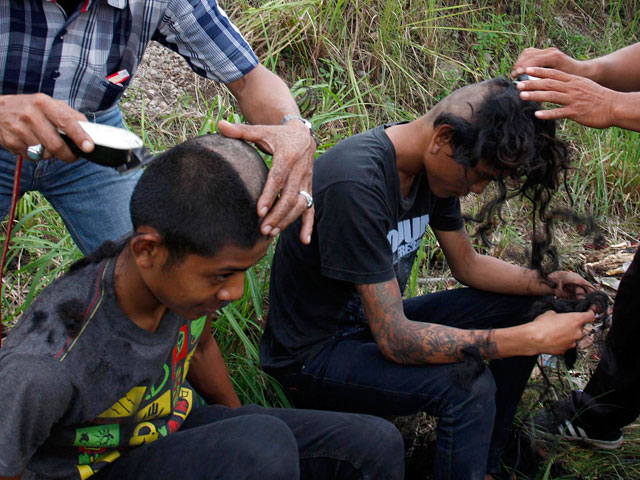 Десятки юношей и девушек задержаны в индонезийской провинции Ачех за то, что они "панки" и нарушают общественный порядок. Их отправили в исправительную школу, где заставляют пройти курс "перевоспитания"