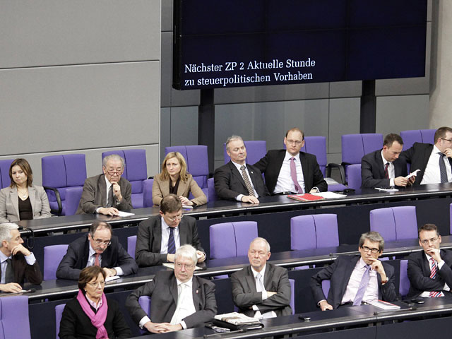 Депутаты Бундестага - нижней палаты парламента Германии - выступили в поддержку оппозиции в России и призвали пересмотреть результаты выборов в Госдуму, а также освободить задержанных манифестантов