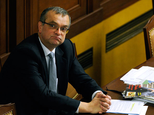 Городской суд Праги признал виновным министра финансов Чехии Мирослава Калоусека в оскорблении одного из демонстрантов, которые пикетировали вход в чешский парламент