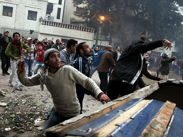 Новые ожесточенные столкновения между демонстрантами и военными в столице Египта