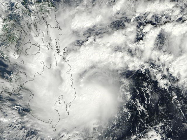 Тропический шторм "Ваши" обрушился на Филиппины ночью. По последним данным службы безопасности страны, 143 человека погибли