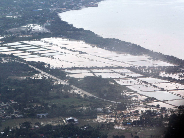 Число жертв тропического шторма "Ваши" и последовавших за ним наводнений и ливневых паводков на Филиппинах возросло до 440 человек