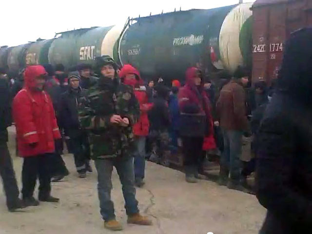 Сотрудники полиции стреляли по "хулиганам", перекрывшим движение поездов на станции Шетпе и оказавшим сопротивление сотрудникам правоохранительных органов
