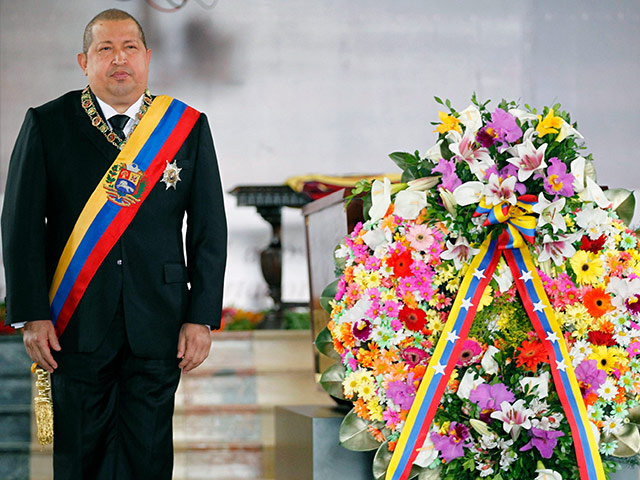 Президент Венесуэлы Уго Чавес представил общественности новый украшенный драгоценными камнями гроб с останками национального героя Симона Боливара