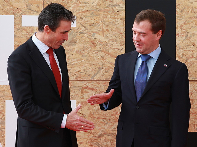 На полях прошедшего на минувшей неделе в Брюсселе саммита Россия-ЕС должна была состояться встреча президента РФ Дмитрия Медведева и генерального секретаря НАТО Андерса Фог Расмуссена