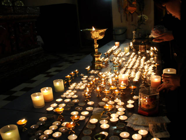 Праздник Зула Хурал посвящен небожителю Богдо Цзонхаве. Его почитают наравне с Буддой, так как он является покровителем буддийской школы Гелугпа, к которой принадлежит большинство буддистов России. Зажженные лампады символизируют свет учения буддизма