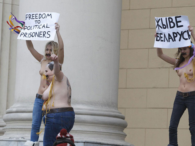 Активистки украинского женского движения FEMEN, уже, впрочем, ставшего интернациональным, устроили очередную политическую топлес-акцию на радость фотографам