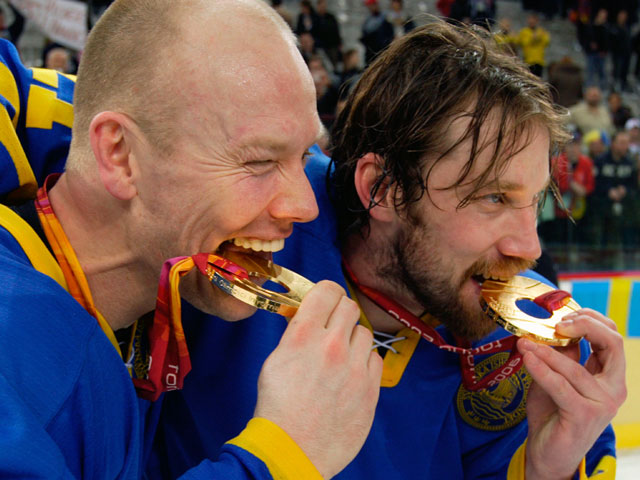 Петер Форсберг (справа) признался в сдаче матча олимпийского хоккейного турнира в Турине
