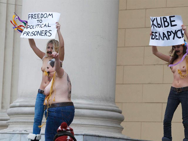 В Киеве голая активистка Femen устроила акцию на вокзале (ФОТО) – новости Киева
