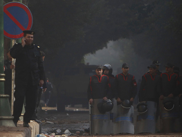Египетская полиция и солдаты, уже пятый день ведущие борьбу с демонстрантами в Каире, во вторник все-таки были вынуждены отступить с площади Тахрир