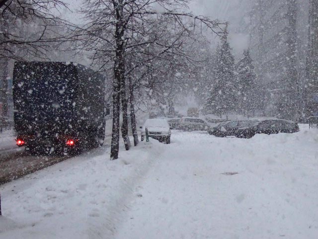 Снегопад засыпал центр России и не думает прекращаться: в Москве побит рекорд по пробкам, но будет еще хуже