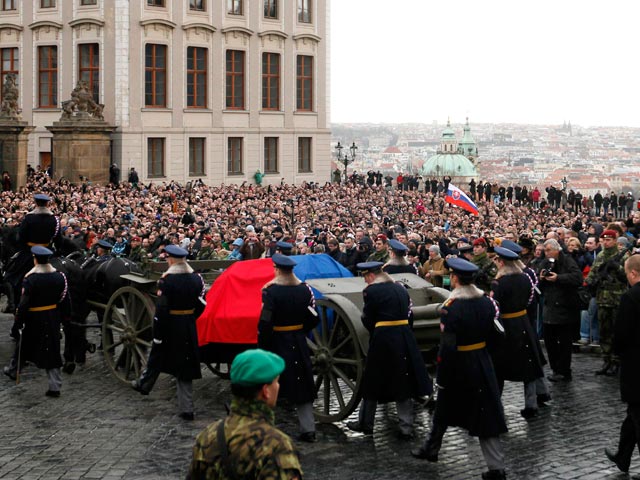 Тысячи жителей Чехии прощаются с экс-президентом Вацлавом Гавелом