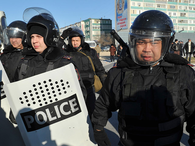 В поселке Жетыбай Мангистауской области на западе Казахстана в среду полицейские разогнали несанкционированный митинг