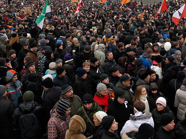 Предыдущее многотысячное мероприятие на Болотной площади 10 декабря вызвало нарекания: ораторов было слышно только возле самой сцены, не было устойчивой связи, а также минимальных "удобств" вроде туалетов