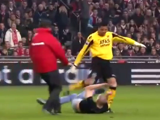 Вратарь "Алкмара" избил напавшего на него во время матча фаната 