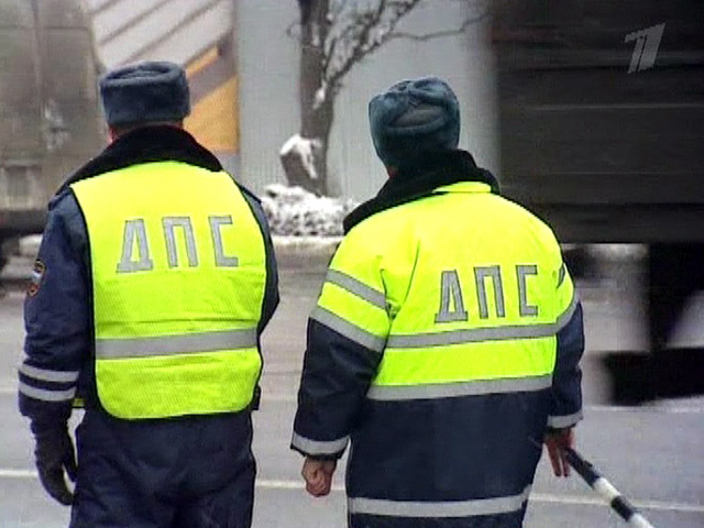 В Москве полиция ведет розыск преступников, которые повредили престижную иномарку с VIP-номерами и украли из салона портфель с документами высокопоставленного чиновника