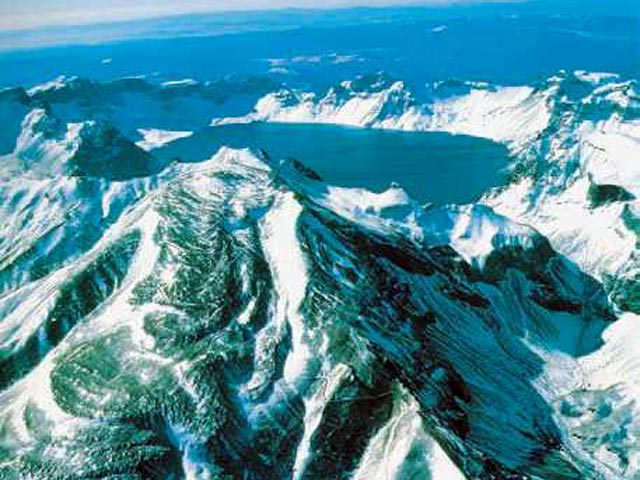 Утром 17 декабря на озере Чхончжи, расположенном в кратере священной для корейцев горе Пэктусан, где, по легенде, родился будущий вождь, с громким треском раскололся лед
