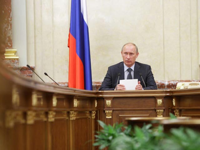 Путин, занимающий сейчас пост премьер-министра, пытается убедить избирателей, что он сможет повторить успех первых двух сроков в Кремле: в 2000-2008 годах