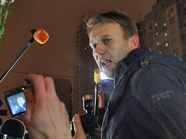 До миллиона россиян готовы выйти на улицы чтобы "максимально безболезненно" демонтировать вертикаль власти, выстроенную действующим премьер-министром Владимиром Путиным, уверен известный российский блоггер Алексей Навальный