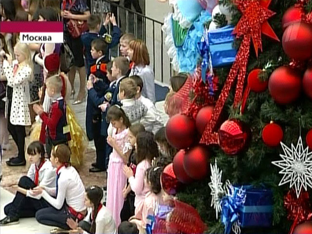 Общероссийская новогодняя елка пройдет в воскресенье в Государственном Кремлевском Дворце в Москве, на нее съедутся более 5 тысяч детей из всех регионов России