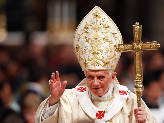 Папа Римский Бенедикт XVI в субботу вечером провел в Соборе Святого Петра в Ватикане торжественную мессу по случаю Рождества Христова