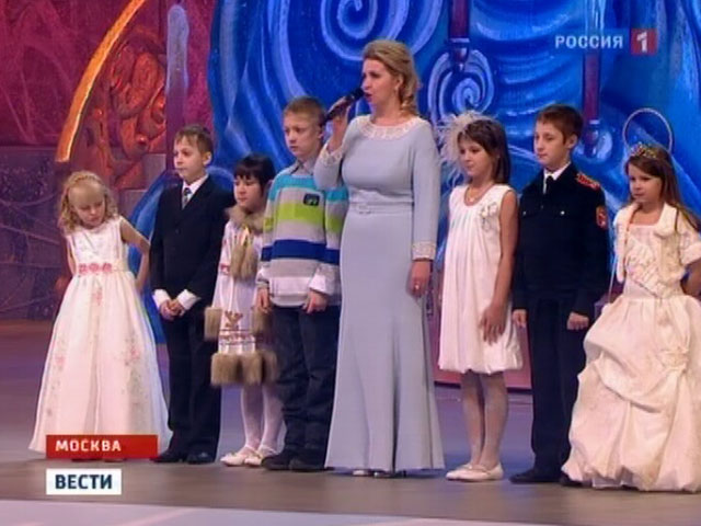 Супруга президента Дмитрия Медведева Светлана пришла на новогоднюю елку в Кремль, поздравила детей от себя и передала поздравления от мужа