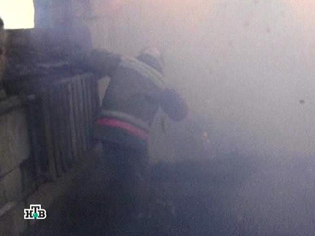 Спасатель МЧС погиб в воскресенье при тушении пожара в доме в поселке Чуприяновка Тверской области