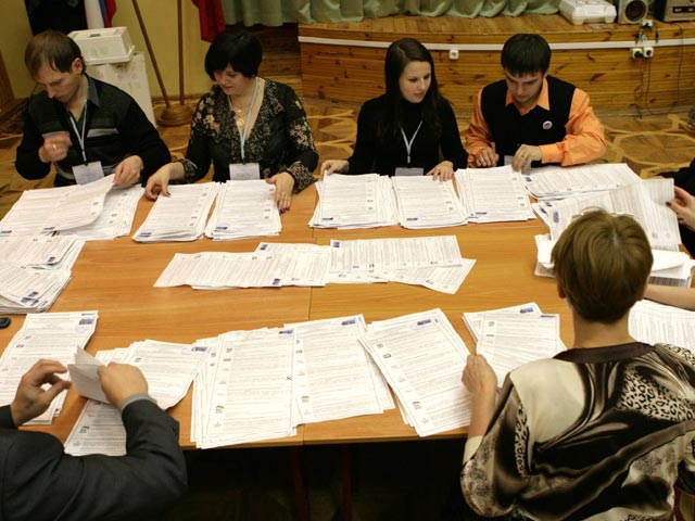 Независимые наблюдатели вычислили по итогам голосования на 131 участке в Москве, что "Единой России" могли незаслуженно приписать чуть более 15% голосов избирателей