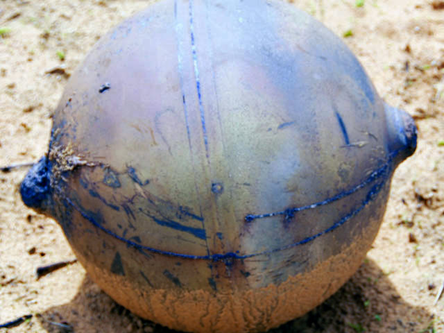 Мировые СМИ обсуждают новую версию происхождения таинственного металлического шара, в середине ноября упавшего в намибийской пустыне и вызвавшего немалый переполох среди местного населения и властей