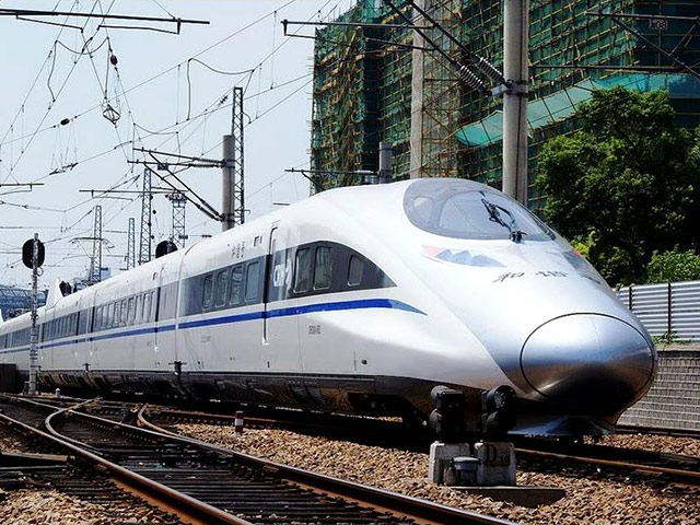 В настоящее время в сети скоростных железных дорог в Китае используются поезда моделей CRH 380 (различных модификаций), которые перемещаются со скоростью 250-300 километров в час