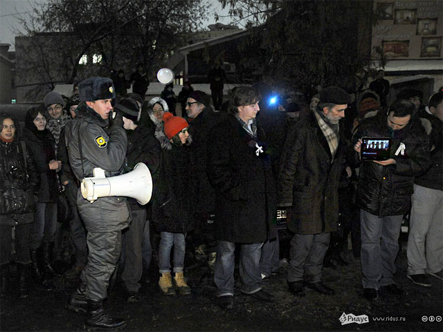 В поддержку координатора "Левого фронта" Сергея Удальцова к Тверскому суду Москвы в понедельник вечером пришли около двухсот человек