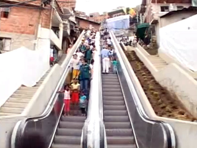 В колумбийском городе Медельин открылся гигантский эскалатор, который буквально поднимает наверх жителей низов, самых бедных городских трущоб, по злой иронии судьбы расположенных высоко на склонах
