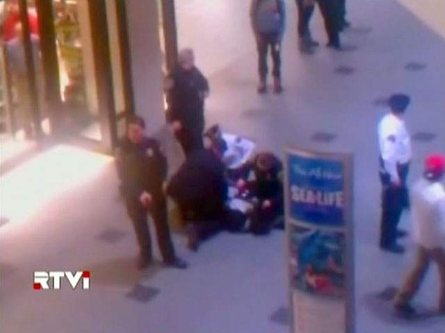 Десятки полицейских американского штата Миннесота с трудом справились с беспорядками, вспыхнувшими во время шопинга в крупнейшем торговом центре США Mall of America в Блумингтоне
