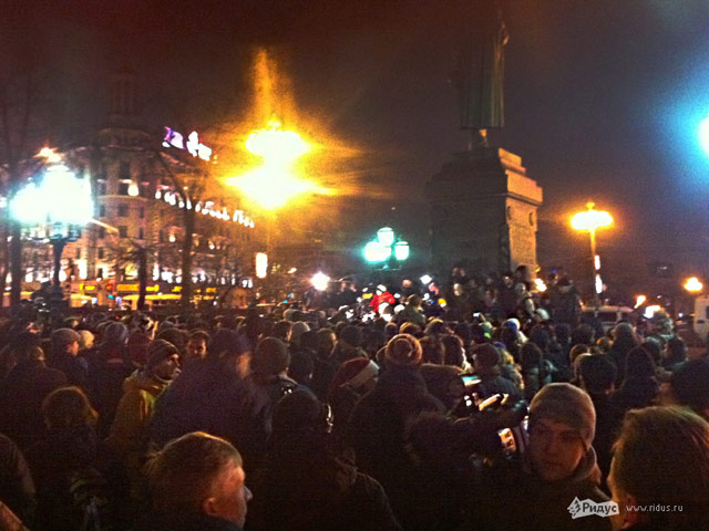 Около 300-400 человек пришли в четверг на Пушкинскую площадь в Москве на акцию в поддержку Сергея Удальцова. Инцидентов пока не отмечено
