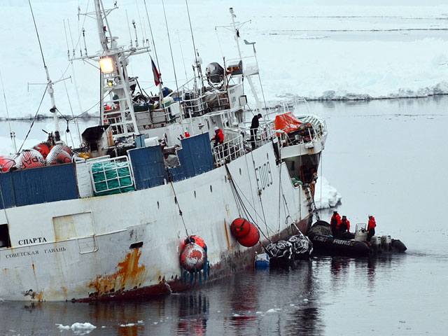 В море Росса (Антарктида) корейский ледокол Araon вывел из льдов на чистую воду российский траулер "Спарта"