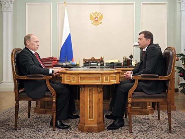 Премьер-министр Владимир Путин, получивший за последнее время сразу двух новых вице-премьеров, провел рабочую встречу с Владиславом Сурковым, на днях перешедшим на работу в правительство из кремлевской администрации