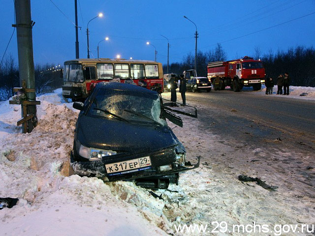 Автобус, микроавтобус и легковой автомобиль столкнулись в Архангельске в пятницу, 11 человек госпитализированы