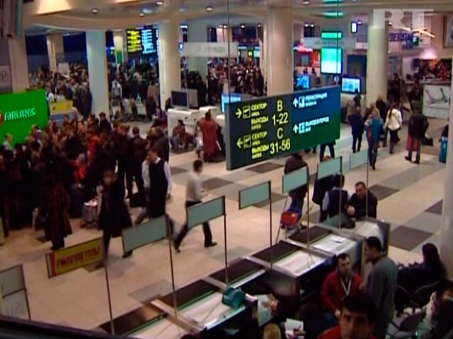 В аэропорту "Домодедово" задерживается отправление 15 авиарейсов