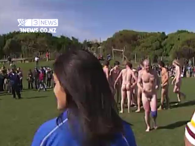 На второй позиции расположилась голая регбийная мужская команда "Nude Blacks", проигравшая в новозеландском городе Данидин встречу одетому женскому коллективу из Испании