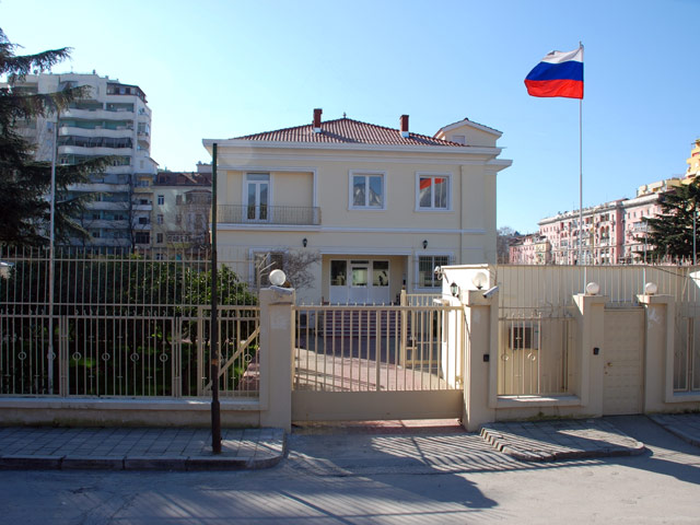 На территорию посольства Российской Федерации в Республике Албания вечером 30 декабря через ограждение была брошена мощная петарда