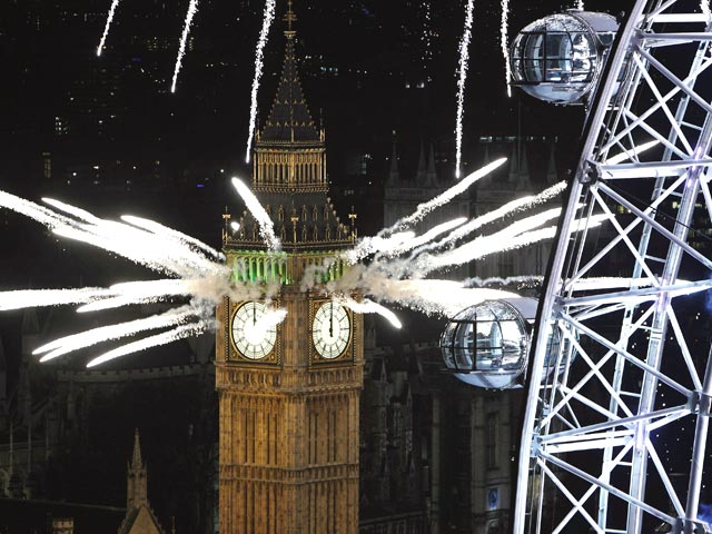Знаменитая часовая башня Биг Бен в британской столице превратилась в первые минуты нового года в площадку для запуска фейерверков во время грандиозного пиротехнического шоу, посвященного теме предстоящей здесь нынешним летом Олимпиады