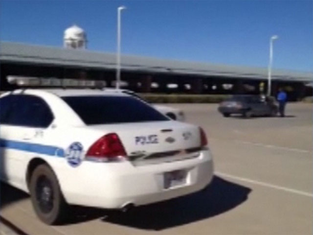 Сотрудники службы безопасности аэропорта Мидленд в американском штате Техас арестовали мужчину, который, предположительно, пытался пронести на борт самолета взрывчатку