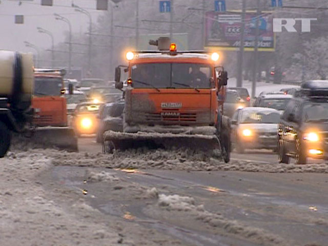 Коммунальщики Москвы в новогоднюю ночь вывезли на снегосплавные пункты около 100 тысяч кубометров снега