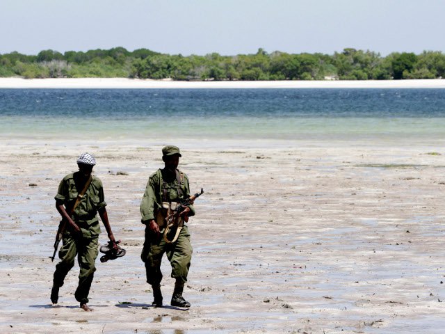 Судно с десятками пассажиров на борту перевернулось у побережья кенийского острова Ламу, по меньшей мере семь человек погибли