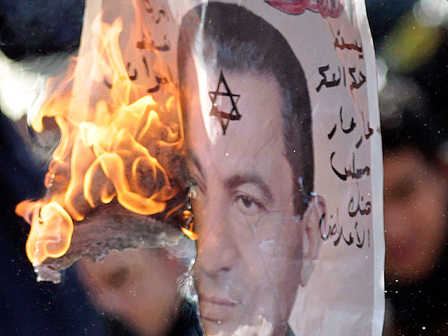 &#8232;Мубарак обвиняется в коррупции и причастности к гибели &#8232;демонстрантов во время акций протеста, прокатившихся в Египте в начале&#8232;прошлого года
