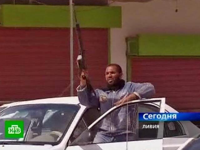 В центре ливийской столицы Триполи сегодня произошла перестрелка между двумя группами &#8232;бывших повстанцев. В бой вступили "экс-революционеры" из &#8232;Триполи и Мисураты