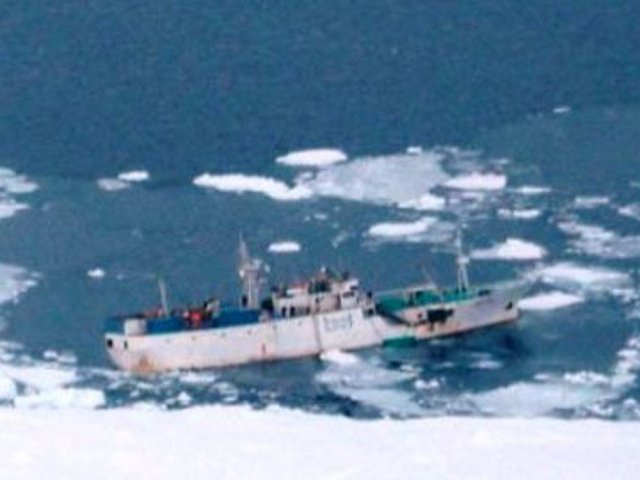 Российский рефрижератор "Ирина" подал сигнал бедствия, судно находится близ Курильского острова Кунашир, к нему на помощь спешат несколько судов. На борту находятся 19 человек