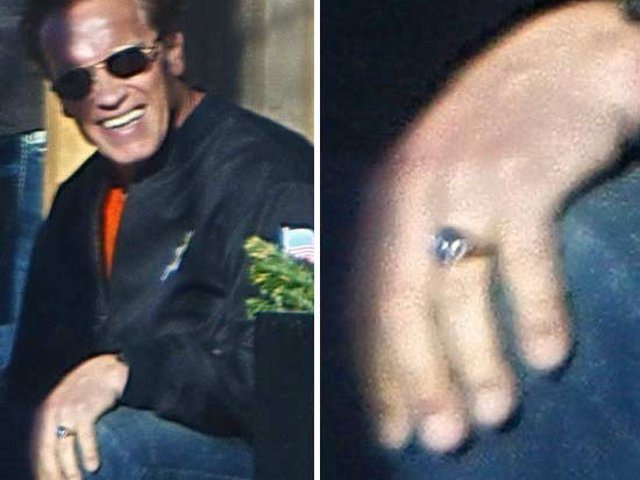 Бывший культурист, звезда фильмов-экшн и экс-губернатор штата Калифорния Арнольд Шварценеггер снова носит обручальное кольцо, которое снял несколько месяцев назад после того, как его супруга Мария Шрайвер подала на развод