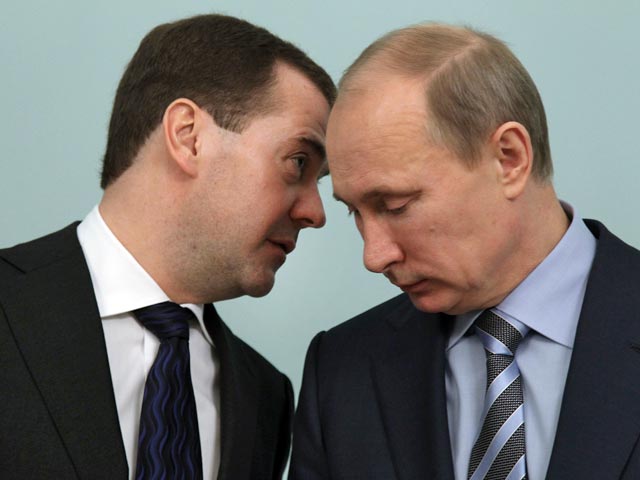 Путин и Медведев в глазах россиян - все еще главные представители элиты