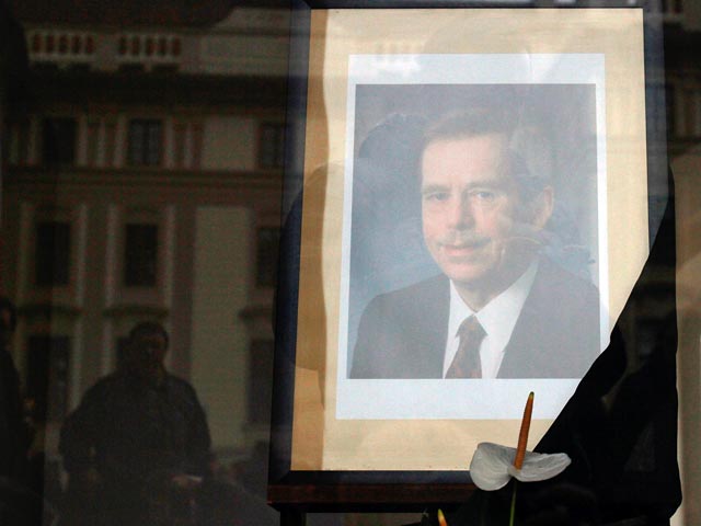 В Праге в среду захоронена урна с прахом бывшего президента Чехословакии и первого президента Чехии Вацлава Гавела, который скончался 18 декабря 2011 года после тяжелой продолжительной болезни в возрасте 75 лет